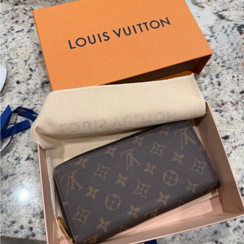Louis Vuitton Monogram Key Holder in Brown and Gold